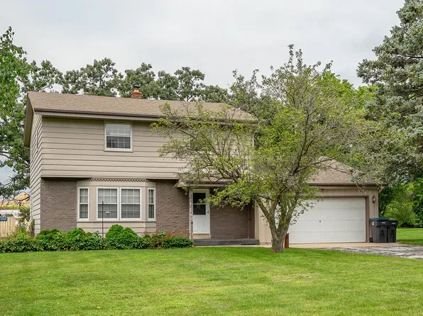 702 Maple WAY NORTH North, Waukesha, WI 53188