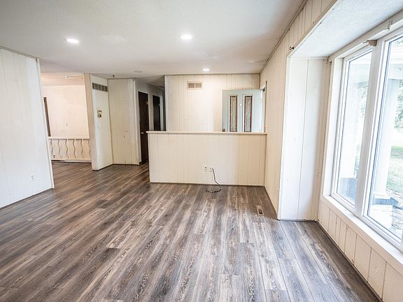 3rd image of 209 W Garnett Ct