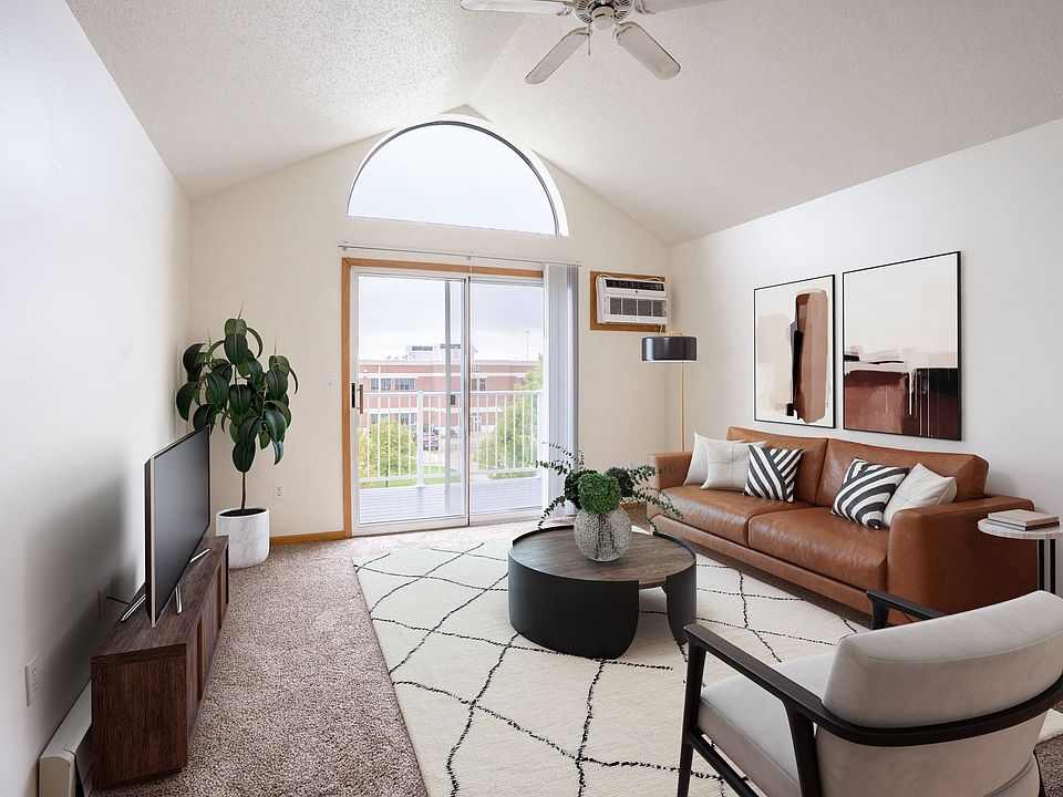 Fargo, ND Summit Point Apartments | 22A | Living