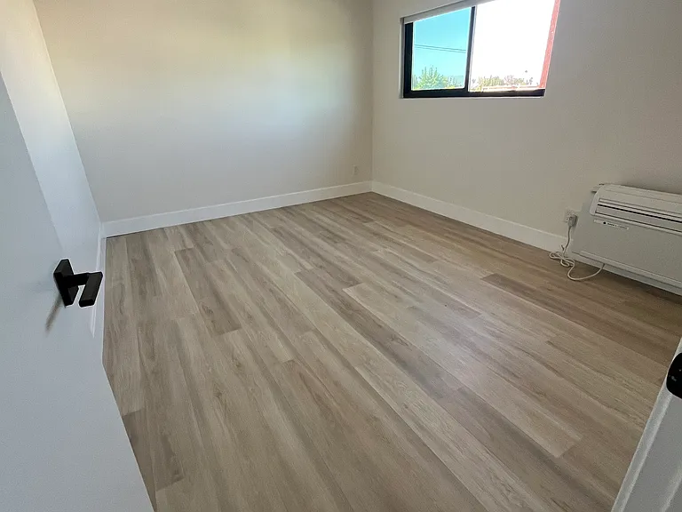 6958 Woodman Ave #6 — Photo 13