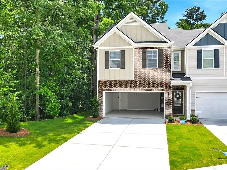 371 Lanier Cir — Photo 3