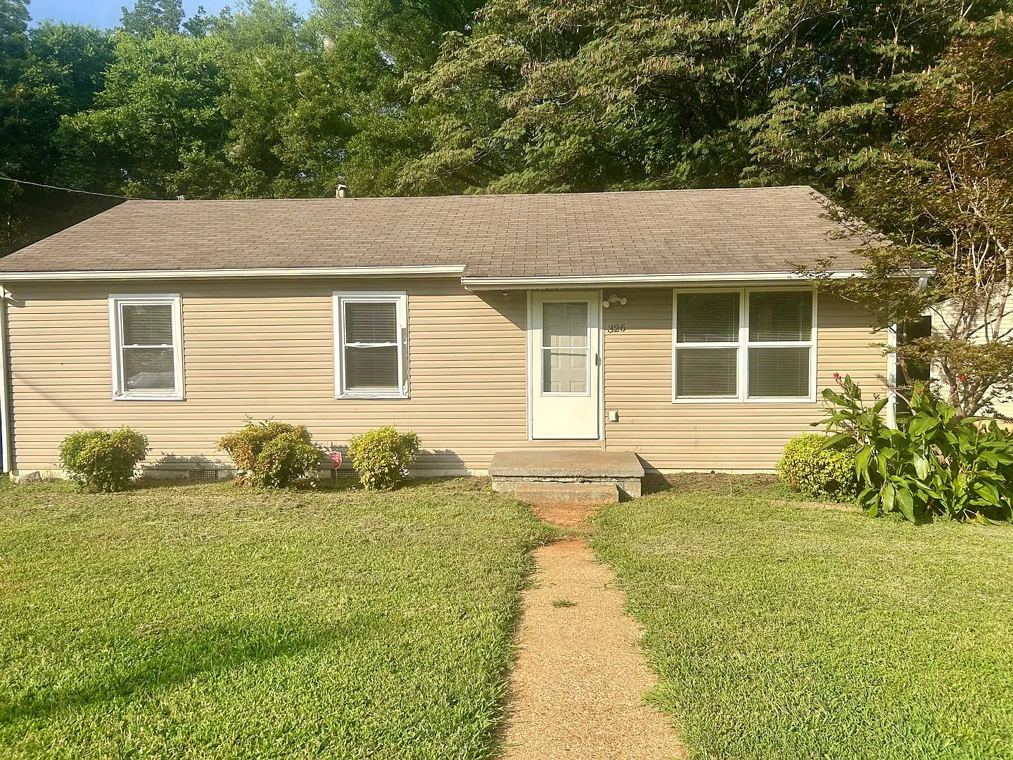 Beautiful 4-Bedroom Home in Huntsville! — Photo 1