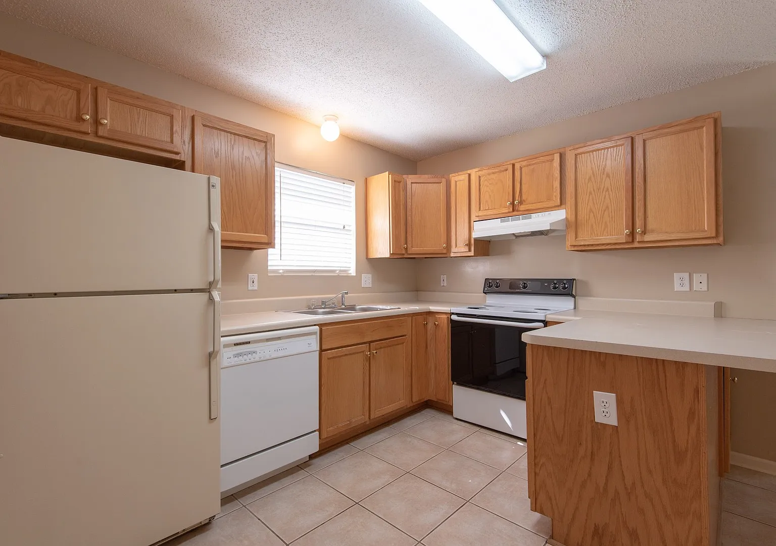Center 654-656 — Photo 2