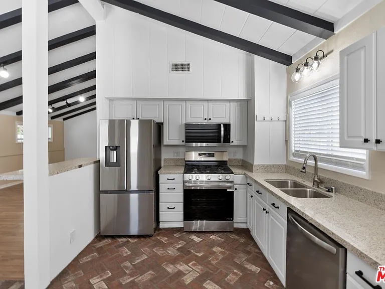 5541 Fallbrook Ave — Photo 8