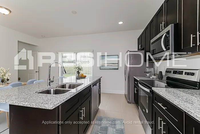 656 Hudson Valley Dr — Photo 2