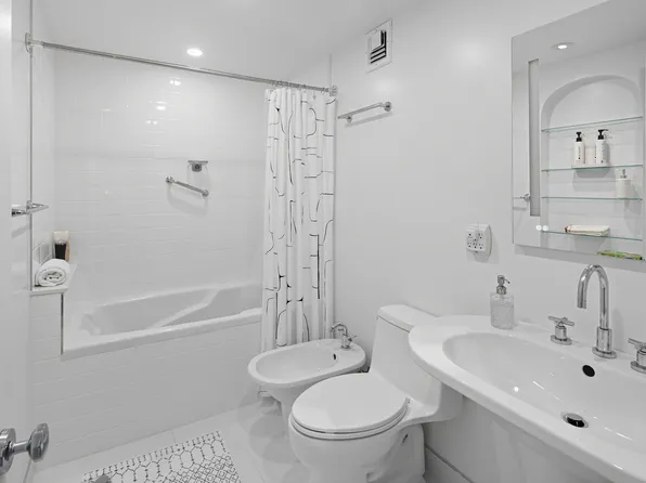 1050 5th Avenue image 13 of 14