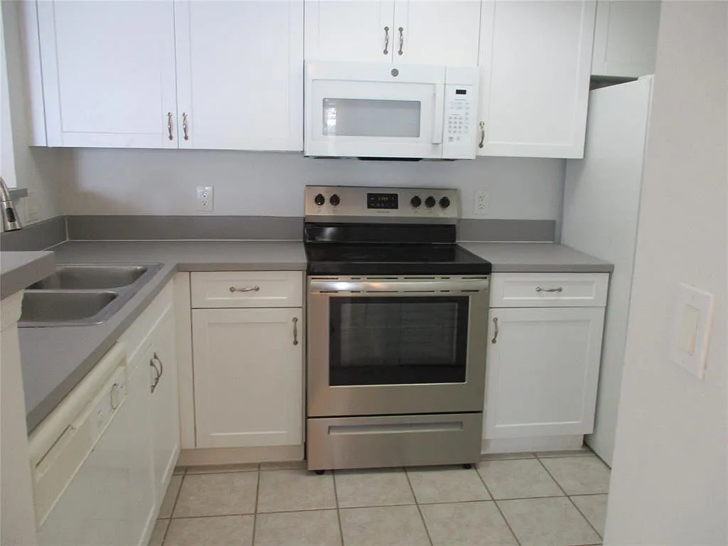 Building Photo - 5045 Wiles Rd #206