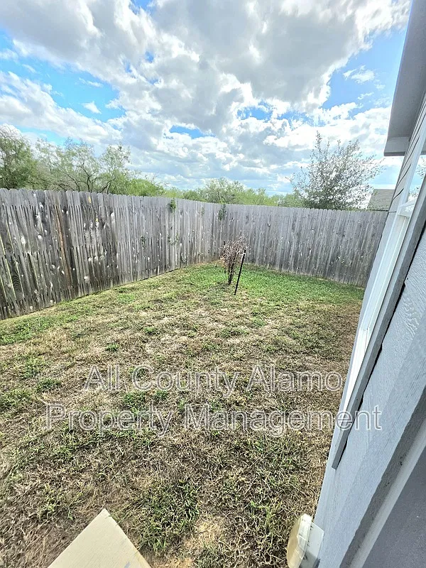 3 bed, 2.0 bath, 1450 sqft, $1,550 — Photo 3