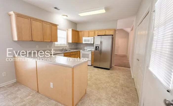 3 bed, 3.0 bath, 1491 sqft, $1,545 — Photo 4