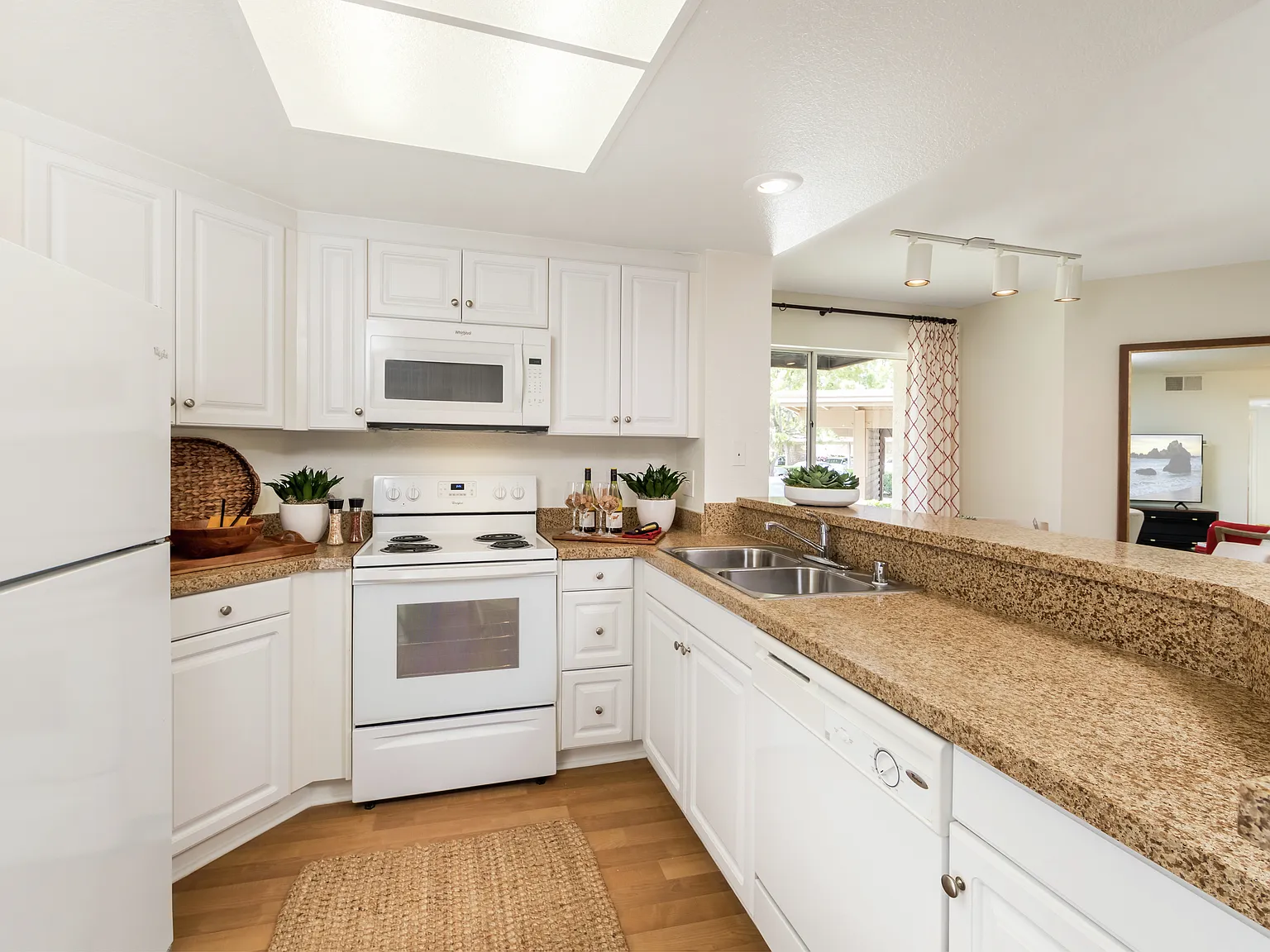 Stanford Court Apartments — Photo 3
