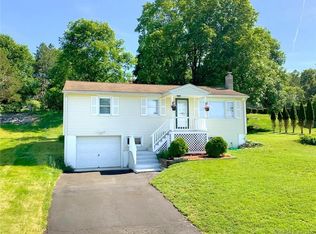 17 Arrowhead Dr, Ledyard, CT 06339