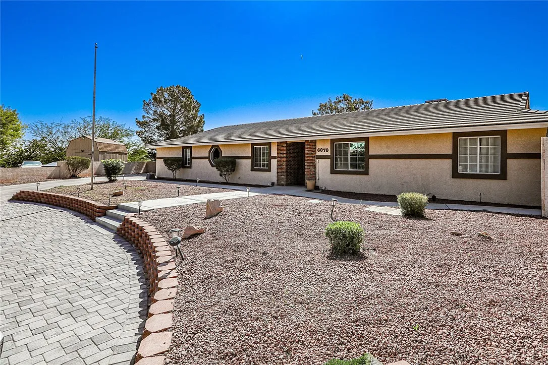 3 bed, 2.0 bath, 2276 sqft, $3,800 — Photo 2