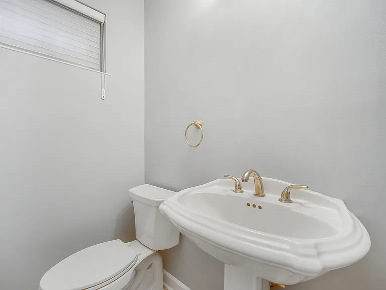 120 E 8th St — Photo 22