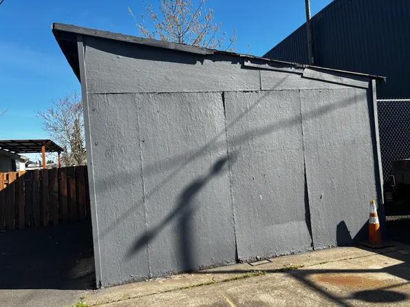 (undisclosed Address), Portland, OR 97206