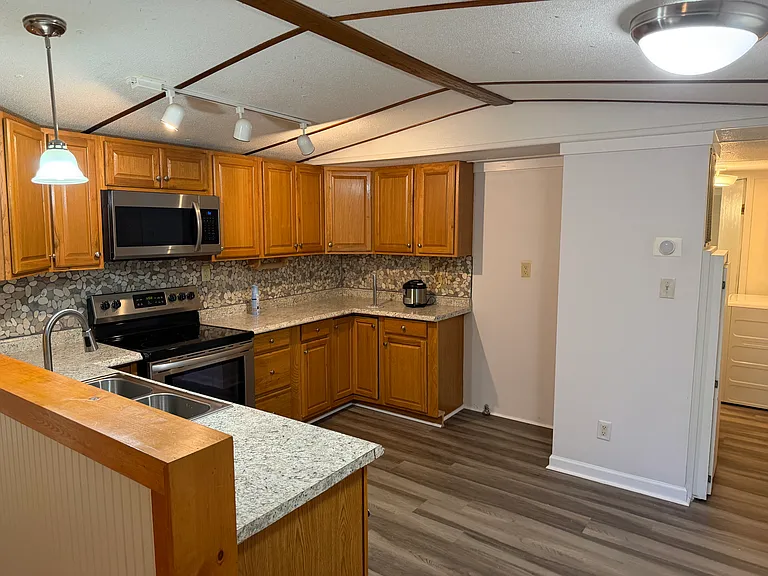 106 Kathy Ln — Photo 2