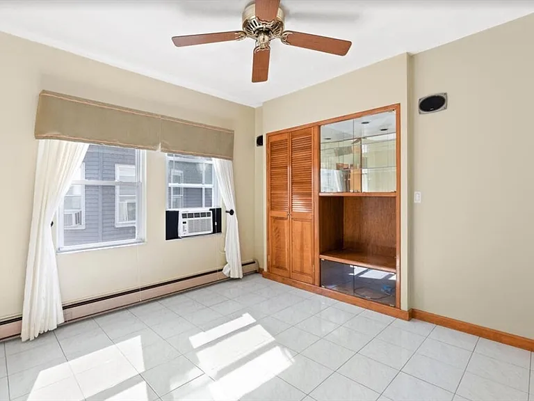 146 W Adams St #2 — Photo 10