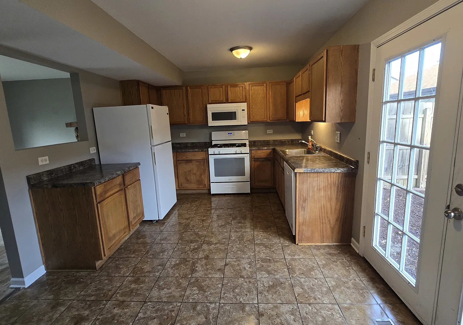 3 bed, 1.5 bath, 1188 sqft, $2,300 — Photo 4
