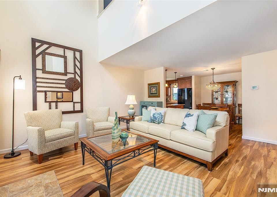1st image of 902 River Renaissance #C02