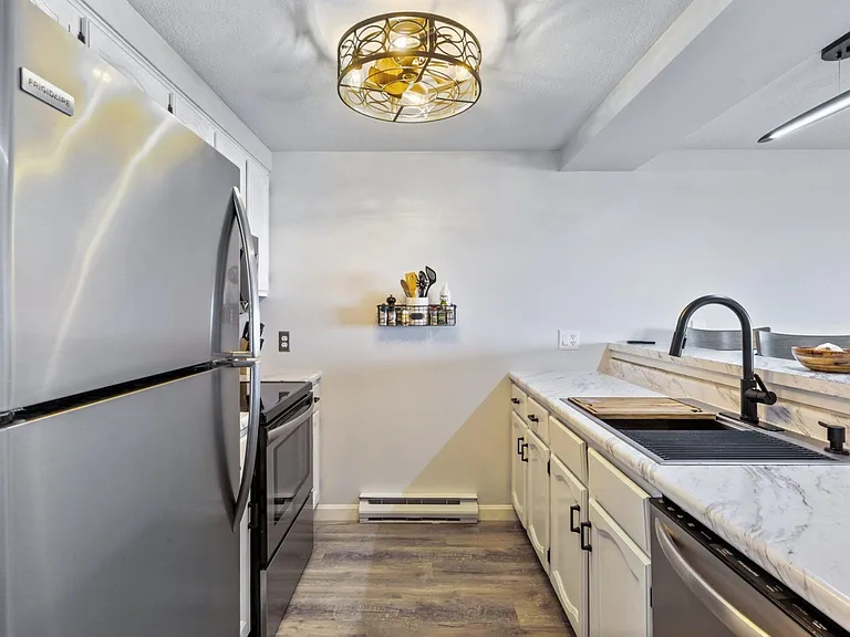 105 E Grand Ave #7 — Photo 5