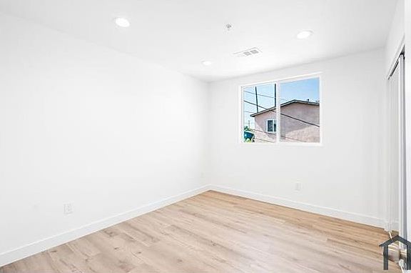 5th image of 10413 Avalon Blvd