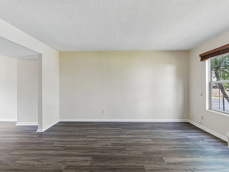 505 Knollwood Ct — Photo 2