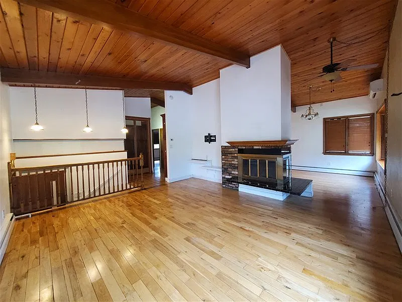 4 bed, 2.0 bath, 2200 sqft, $2,100 — Photo 4