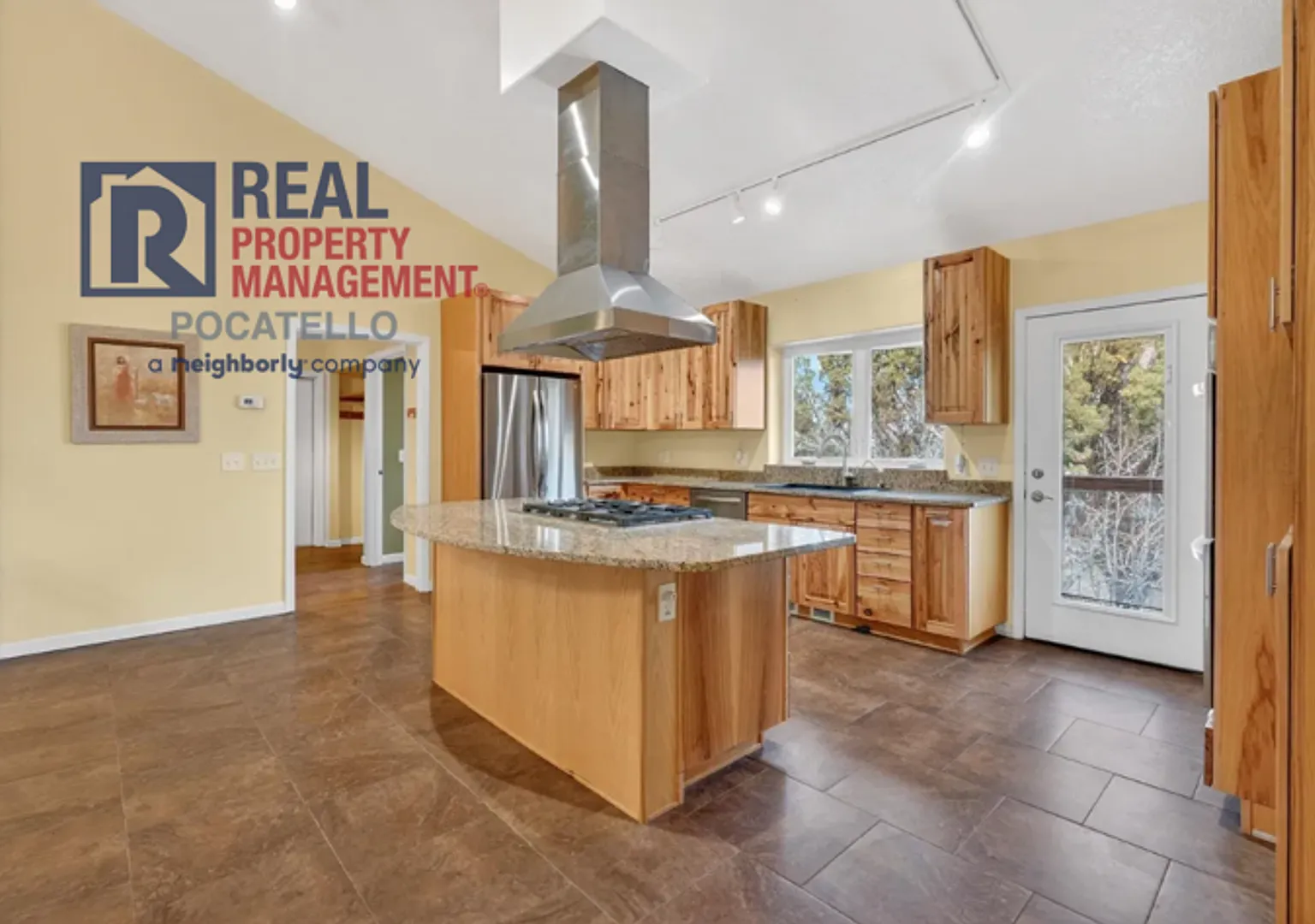 5 bedroom 2.5 bath home - 2 car garage - Small dogs allowed — Photo 3