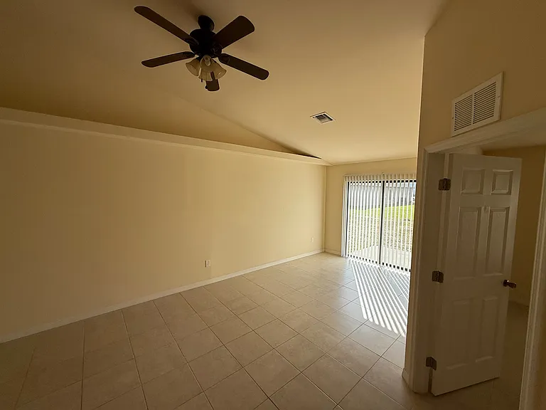 4131 SW 8th Pl #4131 — Photo 11