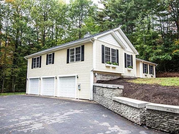 3rd image of 6 Hazen Pl