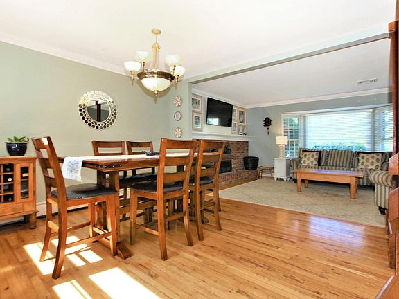 5th image of 7 Deauville Ct