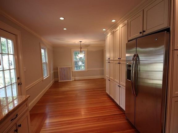 4th image of 30 Farmcrest Ave