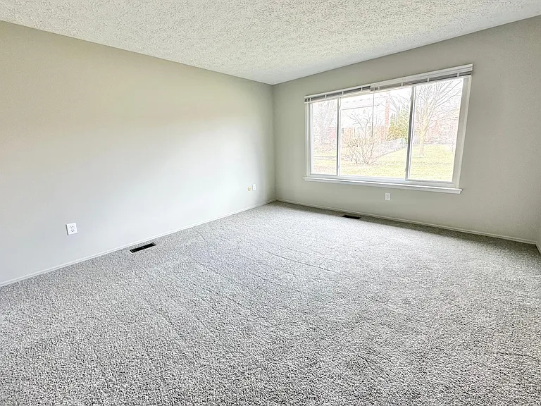 537 Randall Dr — Photo 6