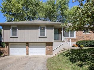 205 SW Williamsburg Dr, Blue Springs, MO 64014