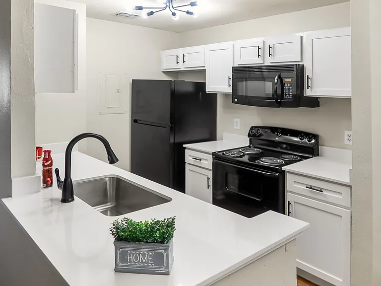 Laurel Heights Apartments — Photo 10