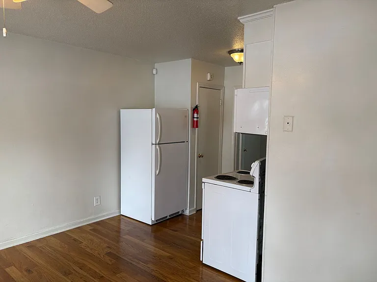 1212 W Chapel Hill St #2 — Photo 4