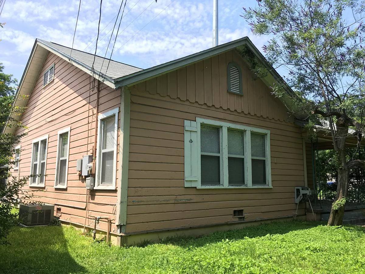715 E Elmira Street — Photo 2