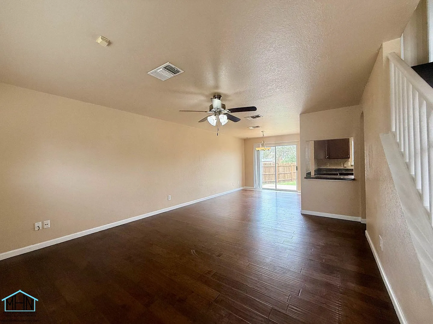 Incredible 3 bed/2.5 bath Home Located in a Beautiful Cul-de-sac! — Photo 3