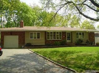 102 Dovecote Ln, Commack, NY 11725