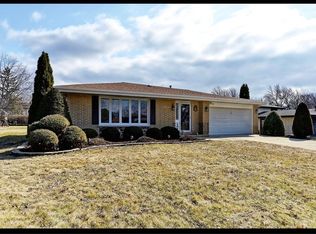 9S305 Cumnor Rd, Downers Grove, IL 60516