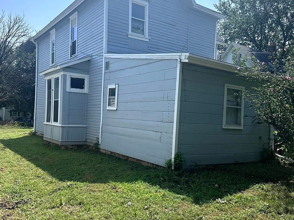 2nd image of 425 SW Clay St