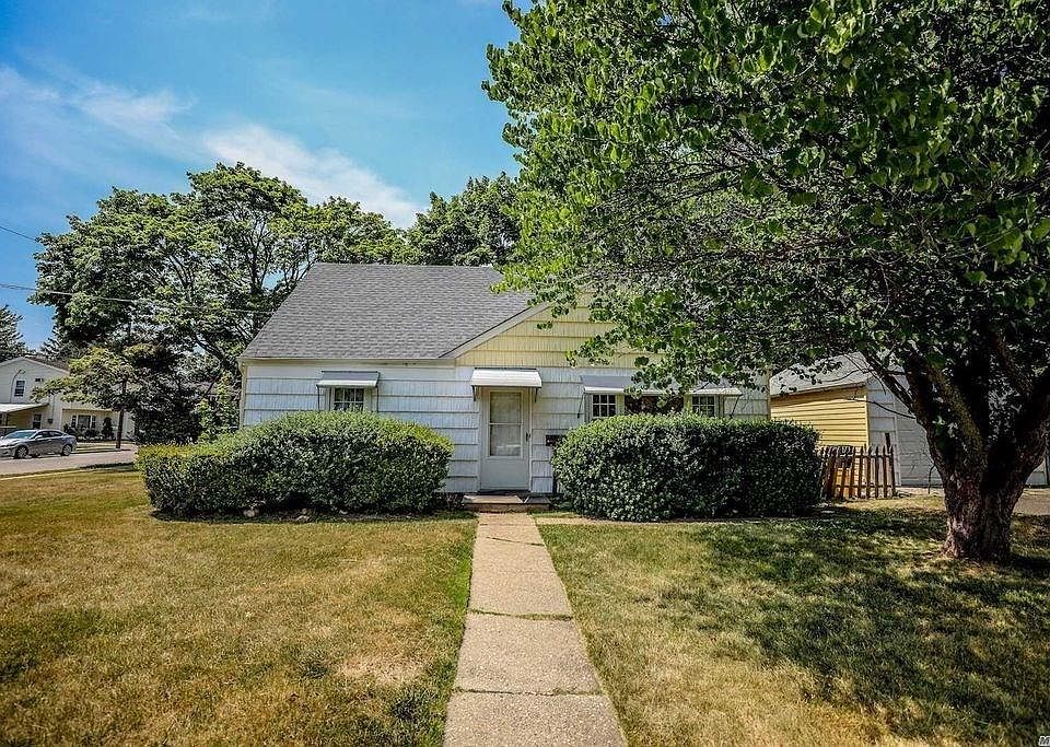 1st image of 1 Violet Ave