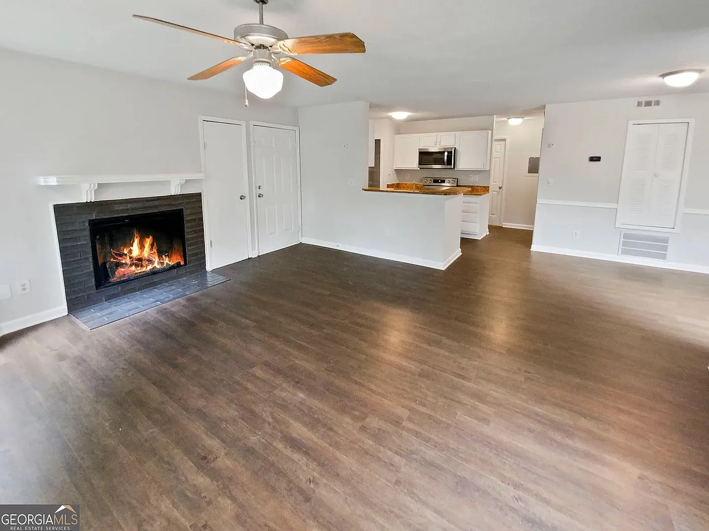 Room in 2 Bedroom Home at Cypress Pointe St — Photo 4