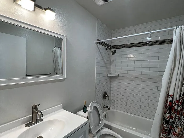 981 Everett St #5 — Photo 16