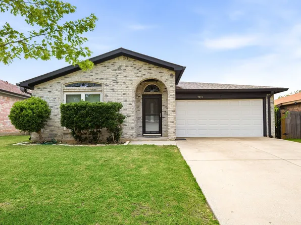 7921 Gardengate Ln, Fort Worth, TX 76137