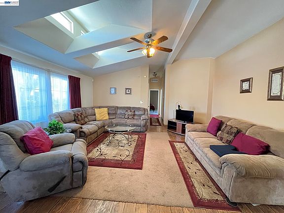 3rd image of 1370 Buckingham Way