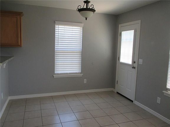 4th image of 1014 Oakwood Ln