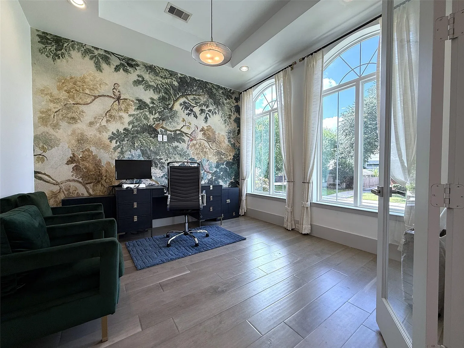 5 bed, 4.5 bath, 4732 sqft, $11,400 — Photo 4