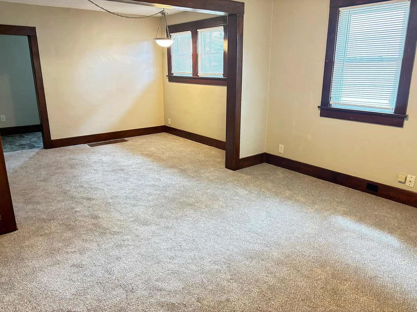 2 Bedroom in Bloomingdale Neighborhood — Photo 4
