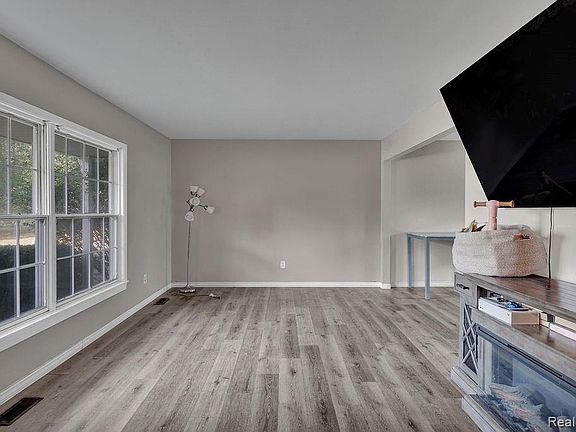 3rd image of 7099 Lebanon Trl