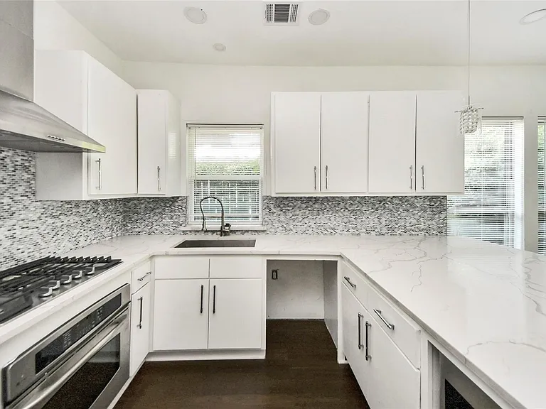 4720 McKinney St — Photo 5